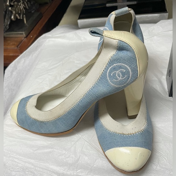Vintage Chanel Two Tone Pumps - Picture 2 of 8
